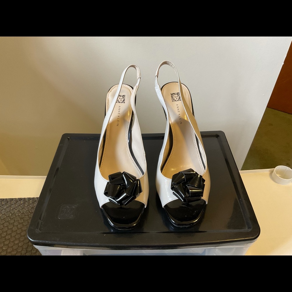 Creme n black open back heels🌟